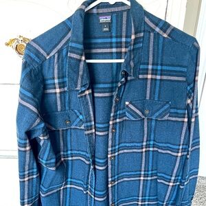 Womens Patagonia flannel size Large lightly worn in blue
